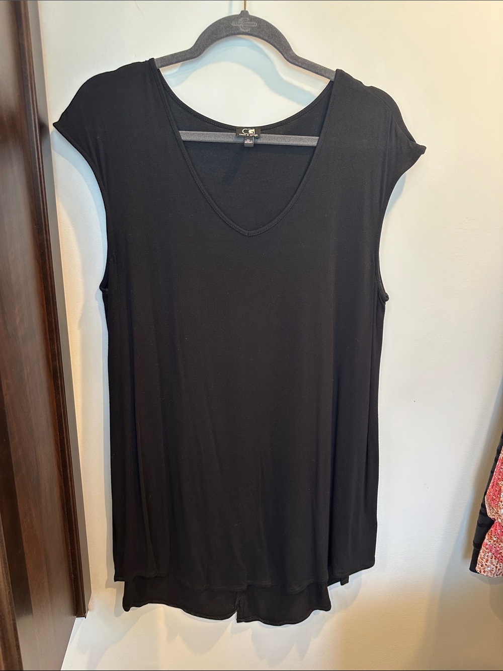 Women's Black V-Neck Sleeveless Tunic Top